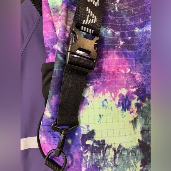 Under Armour sling bag. - Picture 4 of 9